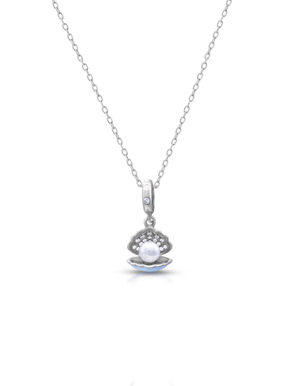 Delicate silver chain featuring a shell motif and natural pearl.