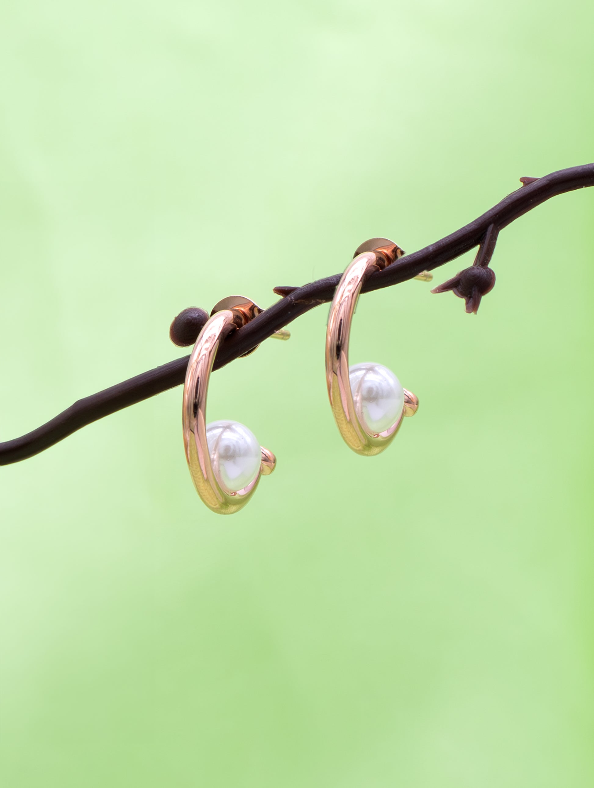 Minimalistic silver earrings featuring a pearl tip for elegant everyday wear.