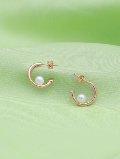 Curve-shaped sterling silver earrings with delicate natural pearl.