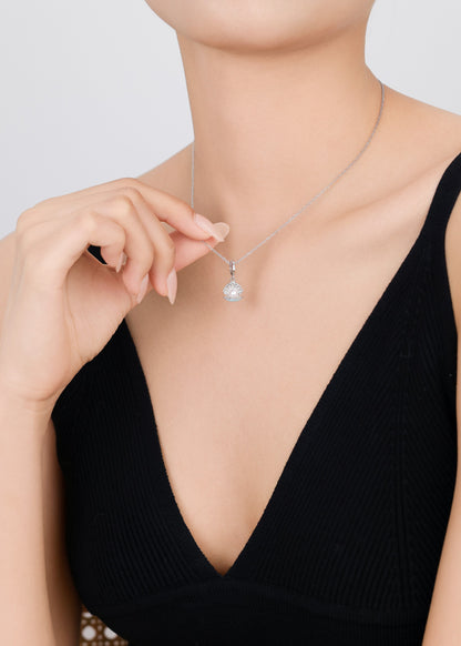 Shell-shaped pendant silver chain for beach lovers.