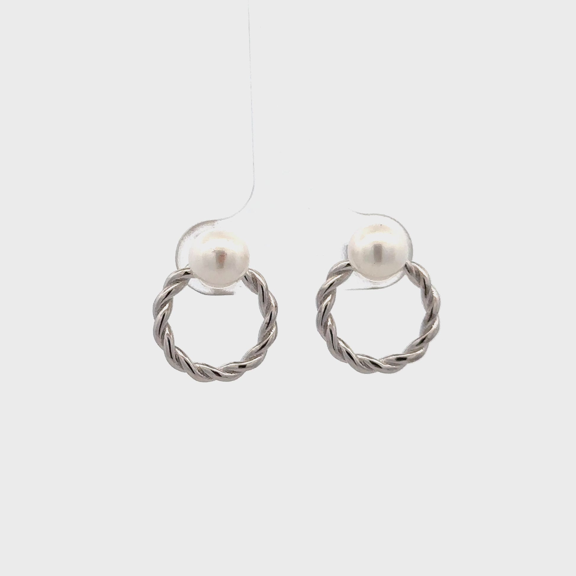 Classic and sophisticated silver earrings with natural pearl.