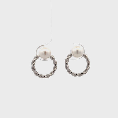 Classic and sophisticated silver earrings with natural pearl.