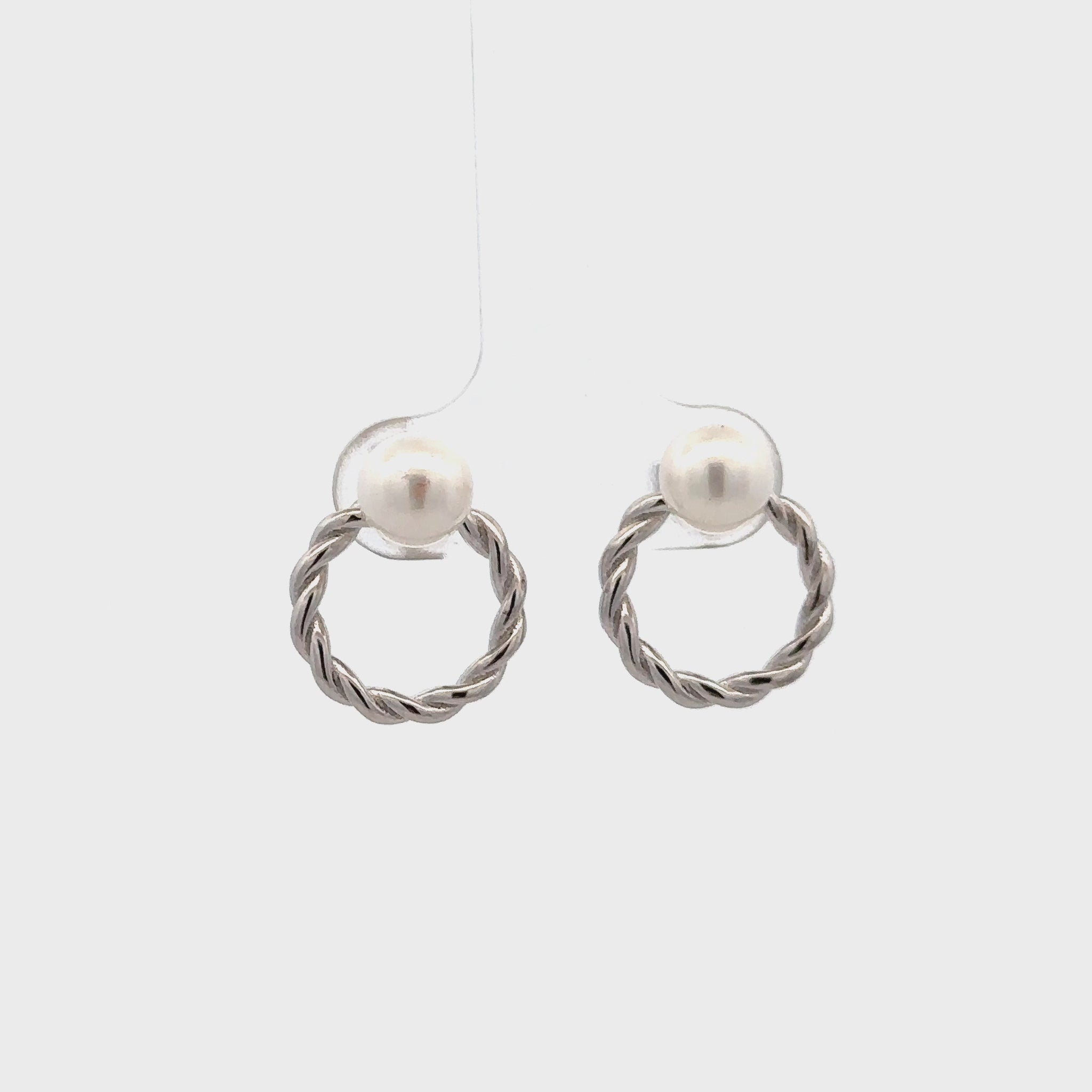 Classic and sophisticated silver earrings with natural pearl.